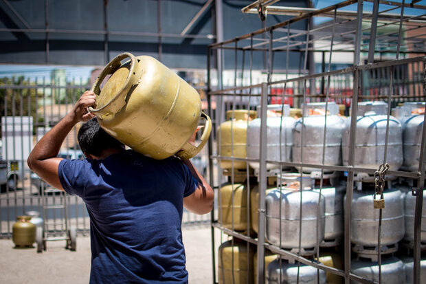 Vai doer no bolso: Petrobras reajusta 6% o preço do gás de cozinha