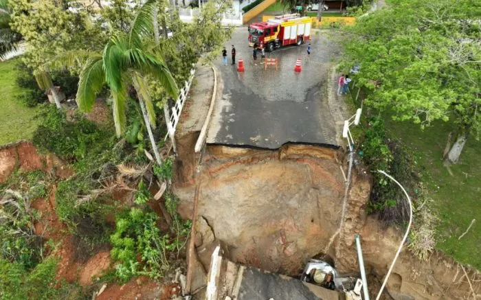 Casal de idosos é resgatado após ponte desabar em Canelinha