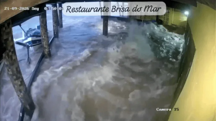 Tsunami raro atinge restaurante e praia de Laguna pela segunda vez em 2026