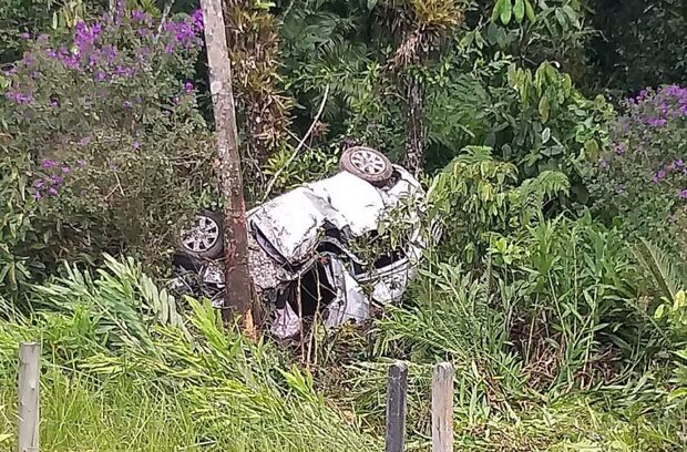 Araquari: Motorista capota carro em alta velocidade na rodovia Rio do Morro