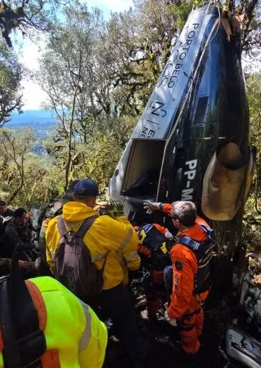 Corpos do cantor Rick e outros 4 mortos em queda de helicóptero são retirados com ajuda de cordas