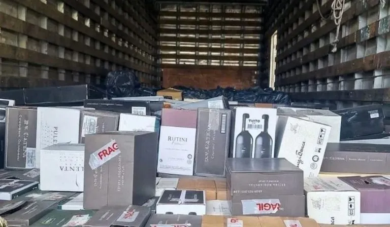 Motorista é preso com mais de 3 mil garrafas de vinho e quatro toneladas de camarão na SC-114