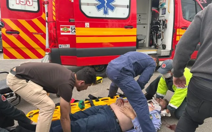 Dr. Élcio cai de trio elétrico e bate a cabeça durante campanha em Barra Velha