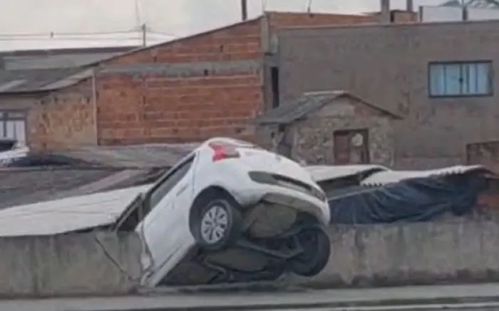 Carro sai da pista e vai parar em cima de muro às margens da BR-470 em Navegantes 