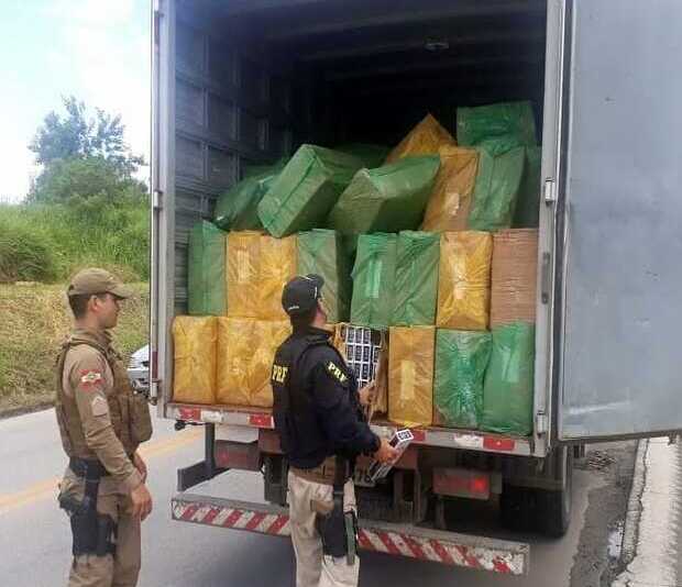 PRF e PM apreendem 42 mil maços de cigarros contrabandeados do Paraguai