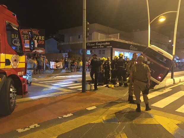 Motociclista morre ao bater em Kombi em Balneário Camboriú