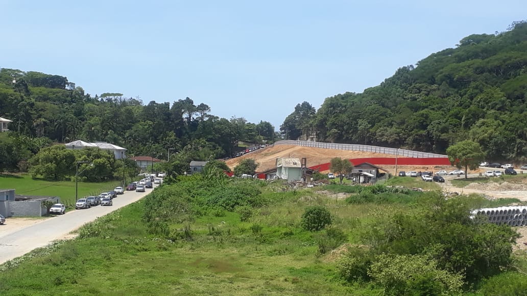 SAINDO PELO LADRÃO: BACIA DA VOVÓ TÁ SOCADA E ESTACIONAMENTO TÁ QUASE NO PÁTIO DA PREFEITURA DE PENHA