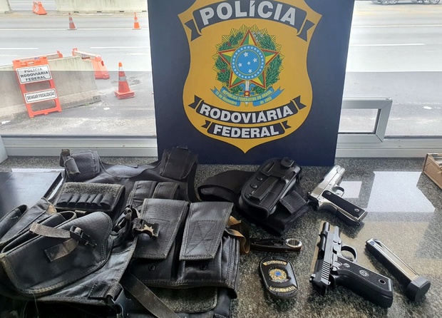 Barra Velha: PRF apreende pistola com homem que fingia ser policial militar na BR-101