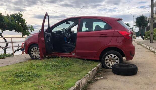 Fora da casinha: Motorista perde controle do veículo e sobe no calçadão da praia do Quilombo em Penha