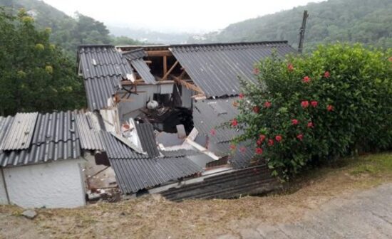 Tava alcoolizada: Motorista perde o controle de veículo e cai sobre telhado de casa em Blumenau