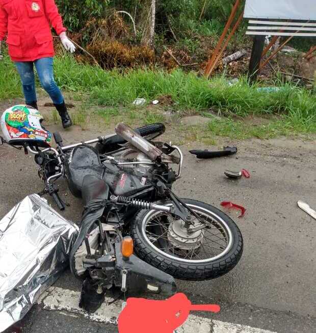Na Variante: Motoqueiro morre ao bater de frente com Uno na SC-414 em Penha