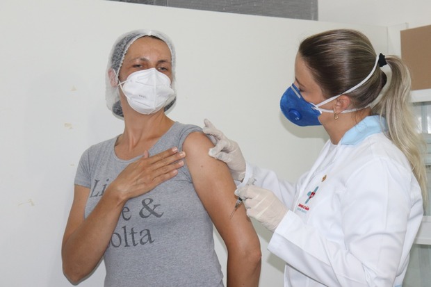 Técnica de enfermagem é a primeira vacinada contra a Covid em Balneário Piçarras