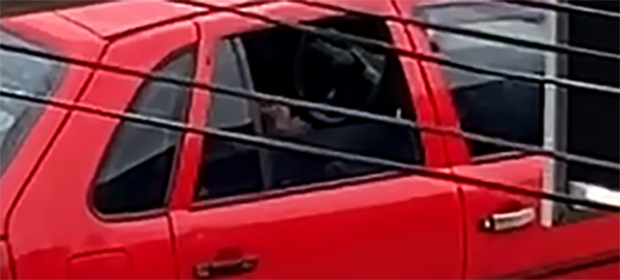 Trabalho Forçado: Garotão é flagrado se masturbando dentro do carro na Avenida Getúlio Vargas em Balneário Piçarras