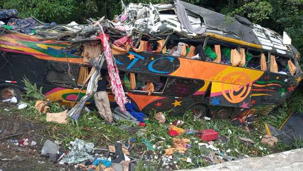 Na Curva da Santa: Ônibus de turismo tomba na BR-376 e deixa 12 passageiros mortos e outras 9 feridas