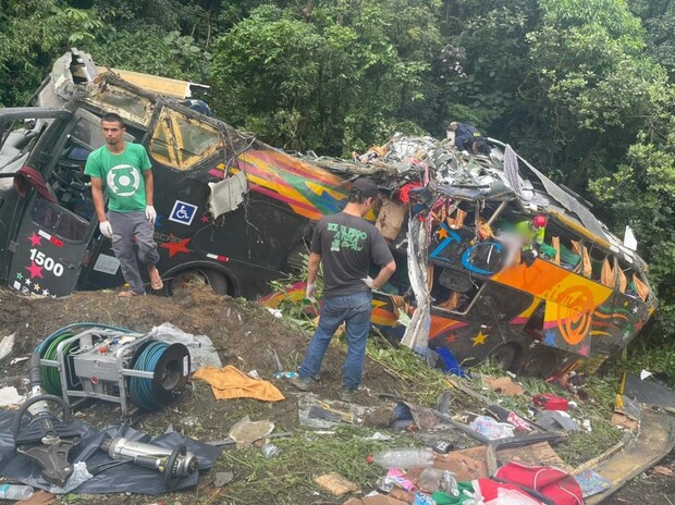 Na Curva da Santa: Sobe para 19 o número de mortos do acidente com ônibus BR-376 na descida da serra entre Paraná e Santa Catarina