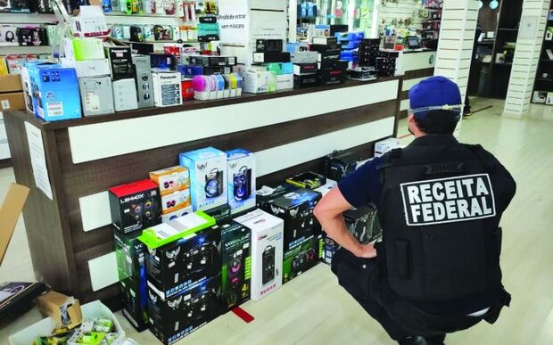 Receita Federal de Itajaí apreende R$ 400 mil em eletrônicos contrabandeados