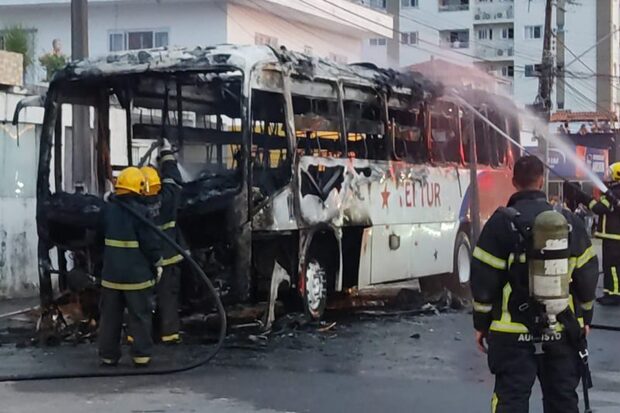 No São Vicente: Ônibus da Teftur é destruído por incêndio em Itajaí