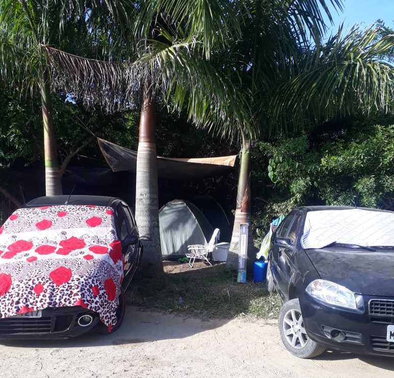 FALTA DE EDUCAÇÃO: RESTINGA DA PRAIA ALEGRE, EM PENHA, VIRA CAMPING E DEPÓSITO DE LIXO