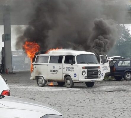 Vazamento no tanque: Kombi e destruída por incêndio em posto de combustível em Araquari