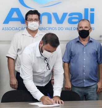 Prefeito de São João do Itaperiú, Clézio Fortunato, é novo presidente da AMVALI