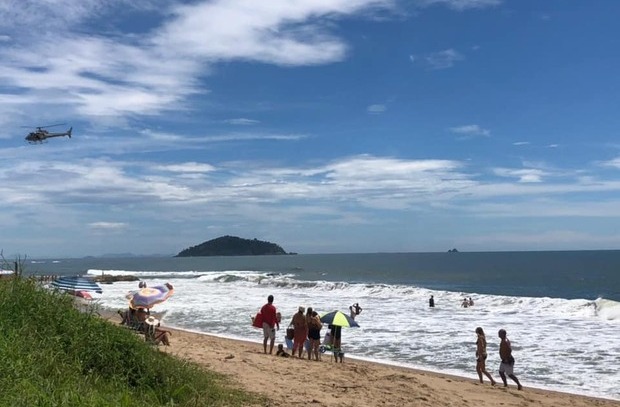 Penha: Jovem de 15 anos é resgatada com auxílio da aeronave Águia após arrastamento na praia do Quilombo