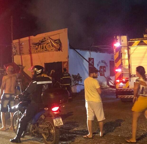 Balneário Piçarras: Oficina e auto peças é destruída por incêndio na Variante