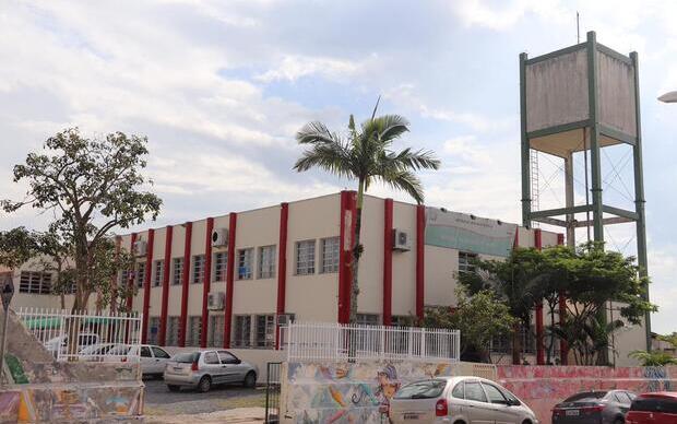De cara nova: Parceria público-privada garante nova pintura da Escola Manoel Henrique de Assis