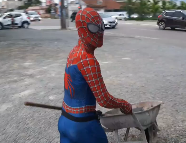 Spider Car em ação: Homem-Aranha bota as teias na massa e tapa buracos na Alfredo Brunetti em Penha