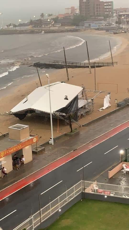 O PALCO CAIU: Vendaval derruba palco instalado na praia Central