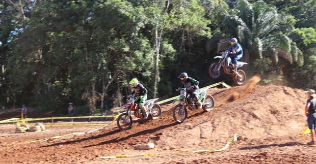 Pilotos dão show na Copa Verão de Motocross no Motódromo da Bella Vista em Balneário Piçarras