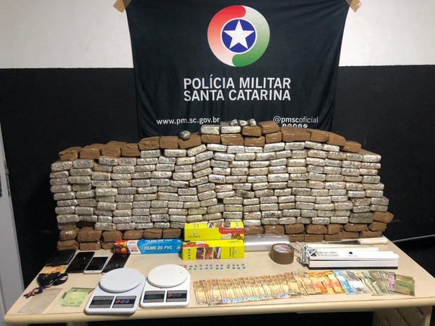 Tijolada: Trio é preso com cerca de 101 quilos de maconha em Itajaí