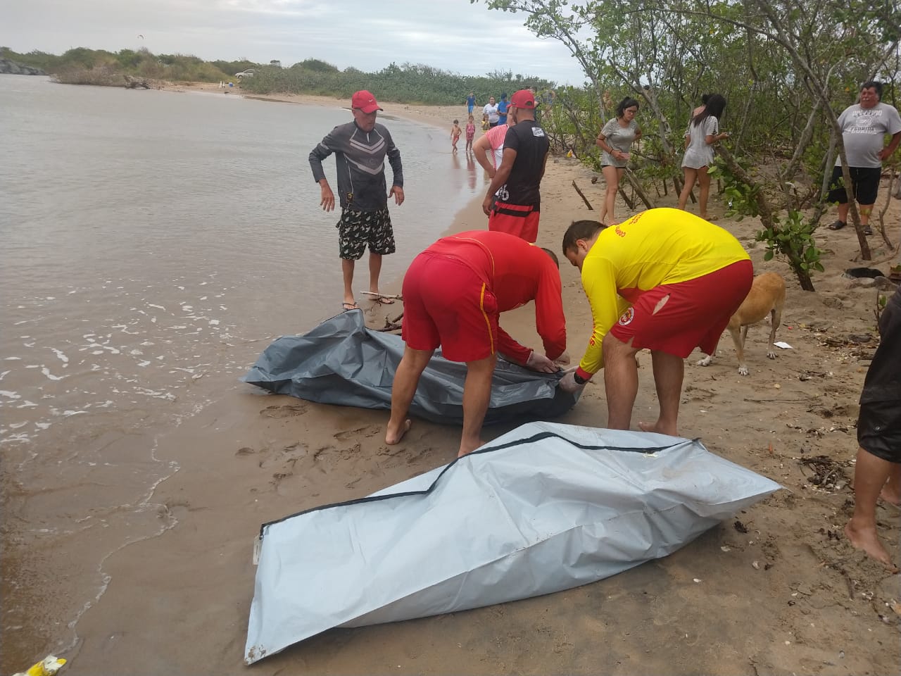 NA BOCA DA BARRA: Bombeiros encontram os corpos do casal que morreu afogado na Lagoa da Barra Velha