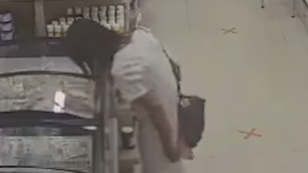 Camarão Perereca: Mulher é flagrada escondendo pacote de camarão embaixo da saia em peixaria no Centro de Balneário Camboriú