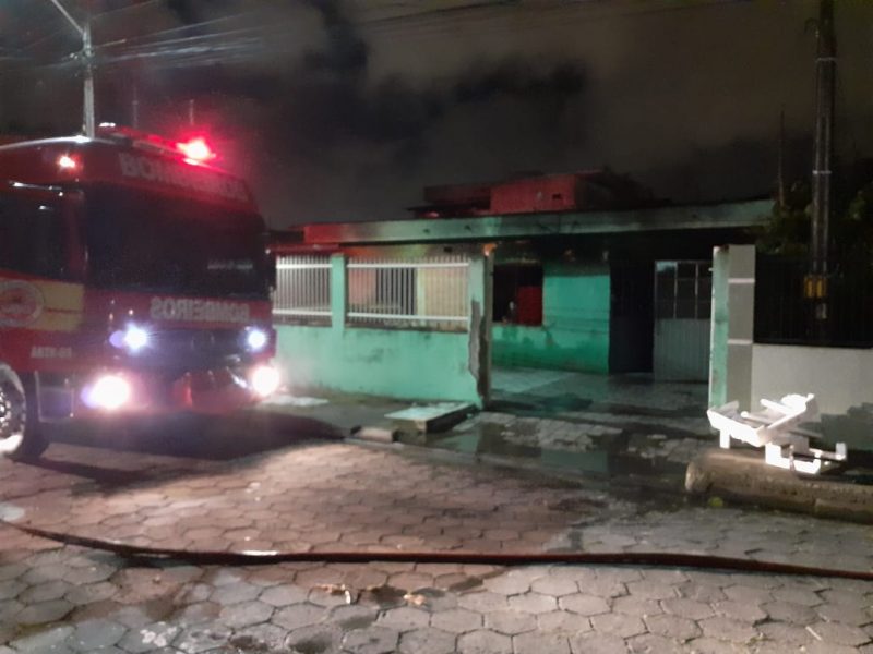 FOGO: INCÊNDIO DESTRÓI RESIDÊNCIA NO PORTO DAS BALSAS EM NAVEGANTES