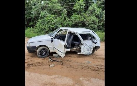 São Chico: Motorista é jogado pra fora do carro ao bater em poste na Avenida Estados Unidos