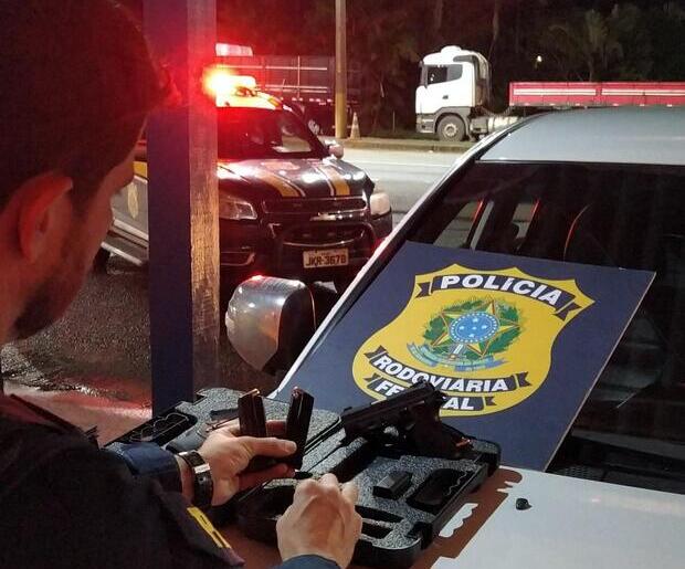 PRF recupera picape roubada e apreende pistola na BR 101 em Joinville