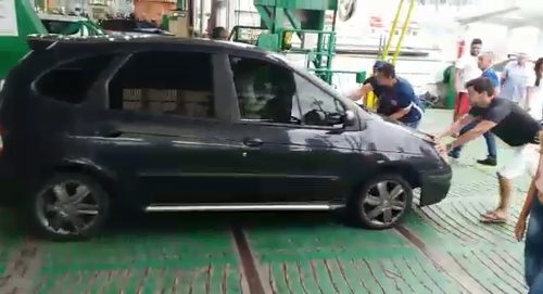 BAFÃO: EM PROTESTO CONTRA OS “FURA FILA” MULHER ESTACIONA CARRO NA RAMPA E IMPEDE FERRY BOAT DE FAZER A TRAVESSIA ITAJAÍ/NAVEGANTES