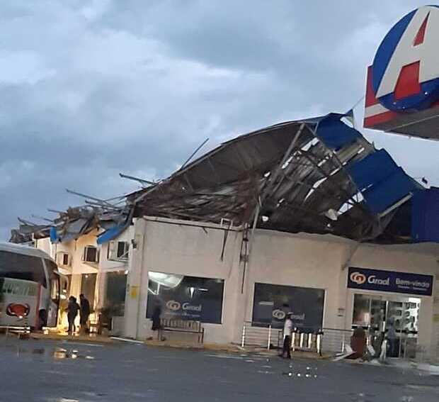 Arregaçou: Tempestade destrói cobertura do prédio da rodoviária e do restaurante GRAAL em Balneário Piçarras