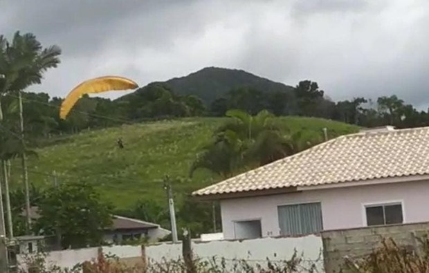 No Morro do Ouro: Praticante de parapente leva susto e cai em pasto próximo da Avenida Eugênio Krause em Penha