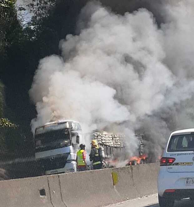 Congestionamento: Caminhão pega fogo e interrompe trânsito na BR-101 em Joinville