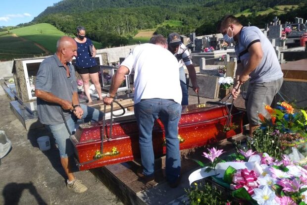 Constrangimento: Família identifica troca de corpo de idosa durante velório em Ascurra