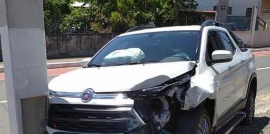 Tava usando a pulseirinha: Assaltante é preso ao bater com carro da vítima em poste no bairro São Cristóvão em Barra Velha