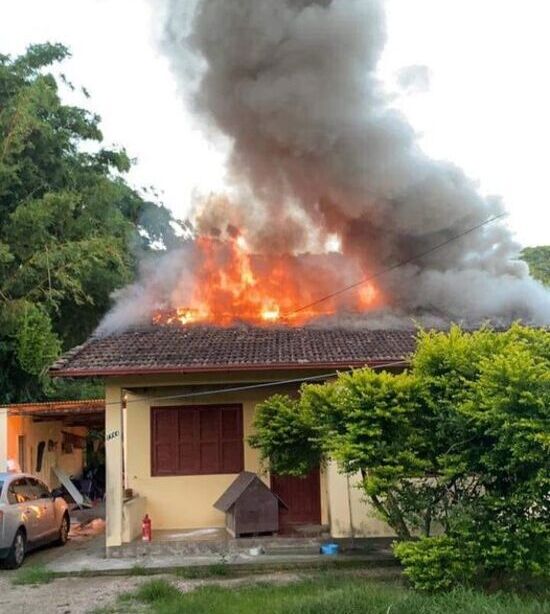 Manso: Ex-marido coloca fogo na casa da ex-esposa com a família dentro e duas pessoas ficam feridas