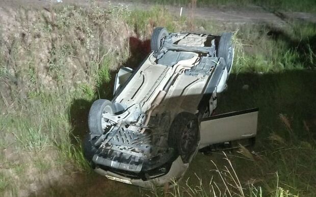 Navegantes: Carro capota na ribanceira da BR 470 na Volta Grande