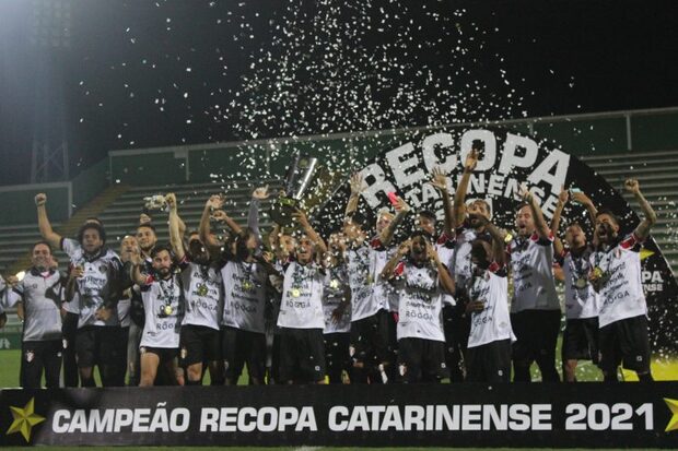 Nos pênaltis: JEC vence a Chapecoense e comemora o título da Recopa Catarinense