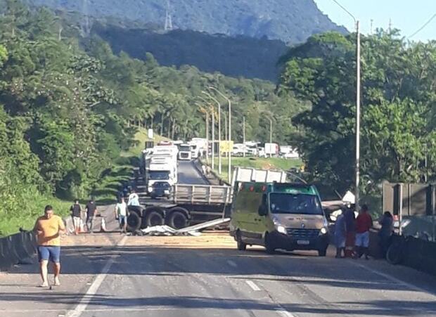 Carreta carregada de milho tomba na BR-376 e trânsito fica bloqueado no sentido Santa Catarina