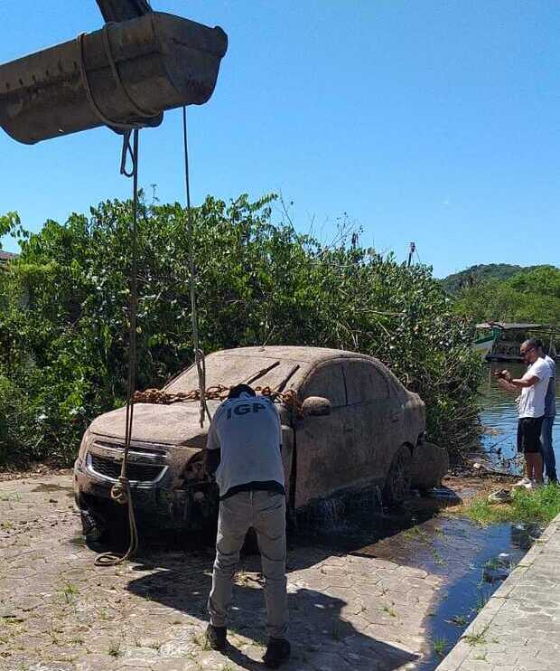 Balneário Piçarras: Carro com corpo é encontrado no fundo do Rio Piçarras