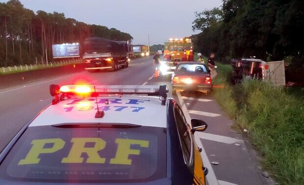 PRF impede roubo a carreta tombada na BR-101 em Araquari