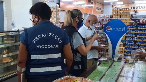 Procon apreende produtos vencidos e mal-acondicionados em Navegantes e Ilhota
