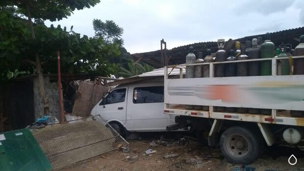 Caminhão invade casa e bebê morre no acidente em Camboriú